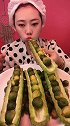 美女姐姐这是什么吃法，苦瓜配小橘子，又苦又酸如何下咽