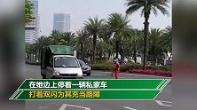 环卫工清理路中央垃圾 私家车停车打双闪为其当路障