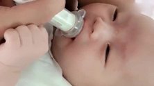 小宝宝真给面子，吃药的时候都不哭闹这真是太乖了