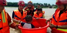 暖心！消防员用澡盆送9月幼儿过洪水 网友：大可爱保护小可爱