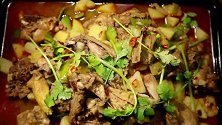 今天用只三黄鸡一包火锅底料做一道硬菜，家庭版麻辣大盘鸡，够味