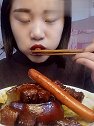美女红烧肉配香肠，大口吃肉就是过瘾！