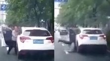 插队不成怒火中烧！男子下车狂追拉车门 倒地被拖行数米险遭碾压