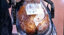 广东广州：叫个快递员帮忙送年货 烧鸡、车厘子被偷吃了？!