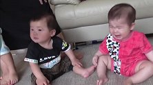 铃铛响起，一个7个月，一个8个月，两个宝宝反应太搞笑了