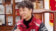 浙江湖州：老人骑车坠河快递小哥跳水救人，上岸后继续派件