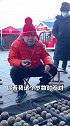 大爷挑战潘家园核桃杨，开青皮核桃反卖老板，一点也不亏！看见手艺 玩收藏上域鉴 豪横大爷