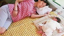 带娃的宝妈实在是累，一不小心便睡着了，小宝宝懂事地安静下来
