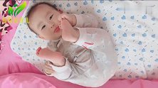 小宝宝睡醒却不哭不闹，掀开被子后，眼前的画面把人逗乐了