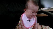 6个月的宝宝被短腿柯基逗得哈哈大笑，小宝贝你也太逗了