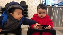 小宝宝想玩另一个小宝宝的手机，结果发生的事太搞笑了！