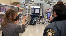 美国：旧金山一名男子在药店盗窃商品，保安不阻止在旁录像
