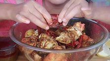 美女姐姐吃帝王蟹和龙虾，还加了贻贝，做得很油腻的样子