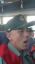 陆军炮兵防空兵学院南京校区某营退伍老兵，返乡途中唱响军歌