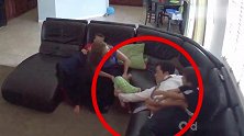 这爸爸太神了，沙发上眯着眼睛，都知道自己的孩子要摔倒！