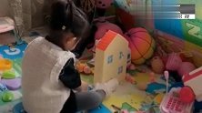 小萝莉真听话，自已一个人玩玩具，也不闹腾