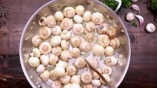 蒜蓉烤口蘑，蘑菇和大蒜的完美融合，营养丰富，提升食欲