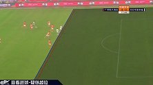 钟义浩禁区弧顶拿球 转身直接轰门射向看台