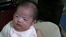 小宝宝要睡觉，妈妈却一直狂笑不止，都给小娃气出愤怒表情包了