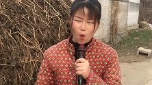 农村姑娘翻唱《女儿情》，一开口就听醉了，嗓音温柔了