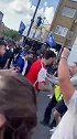 阿森纳球迷路过斯坦福桥外时，被庆祝的切尔西球迷围住嘲讽
