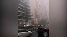 突发！重庆江北临街一小吃店起火 现场浓烟滚滚