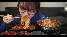 妹子吃辣牛肉粉汤辣炒泡菜五花肉等，太丰富了！