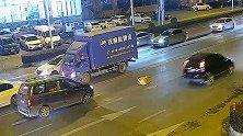 浙江金华：挖斗掉落路中央，快递小哥停车打双跳当起警示牌