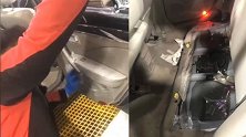 小车十年未洗内饰 脏到洗车工惊呆：5个人清理了8小时