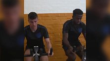 三狮U21备战欧青赛首战 球队大脑狂蹬自行车