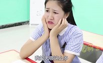 学生挑战喝柠檬汁，谁喝得多奖励汉堡包，没想俩女同学喝的一样多