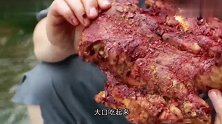 小伙在山中逍遥自在，饿了就烤两只鸡，吃的真是馋人