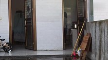 年轻妈妈在家带娃，宝宝玩水都不阻拦，还要帮小孩接水