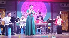 这位大姐唱的京歌《梨花颂》；字正腔圆，观众很喜欢