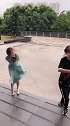 无臂女孩无法在雨中撑伞，却在风雨中学会了坚强，网友勇敢奔跑