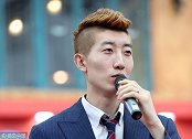 “网红门将”赵贤佑皮肤白净自带裸妆质感 穿西装获保镖打伞