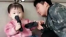 爸爸闻了下袜子后，假装晕倒，没想到宝宝的反应实在太搞笑了啊