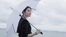 刘亦菲社交平台发九宫格美照，穿西装服打着伞，帅到“没朋友”！