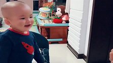 溜须是假的，姐姐手里吃的才是真的，弟弟太鸡贼了