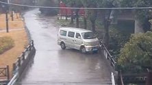 浙江嘉兴：他酒后秀“舞姿”蹦上车，起步没多久就撞了