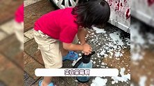 蔡少芬晒儿子洗车照，4岁鱼蛋留长发不娇气，长相似缩小版张晋