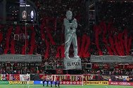 巴萨前主帅离任美国大联盟豪门 主场球迷巨幅TOFO送别