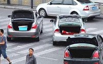 多地开始严查汽车“盖停行为”，抓到就扣12分，车子再贵也不行