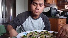 越南小伙吃扇贝，佐料加了不少，吃起来很对胃口
