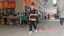 小伙街头跳鬼步舞，脚底像抹油一样，音乐一响根本停不下来