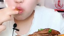 胖姐就是这么猛，大羊腿，吃的有滋有味