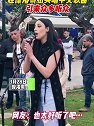 摩洛哥：外国小姐姐在街头唱中文歌曲，引来众多听众