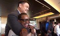姚明弗老大见面亲切相拥 旁边兰德里笑出了大白牙