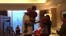 善良的外国夫妇，带着4个孩子来中国再收养多2个，大爱啊！