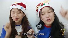 俩女孩吃“圣诞帽荧光棒棒糖”，装扮喜庆红衬白，甜蜜开心吃